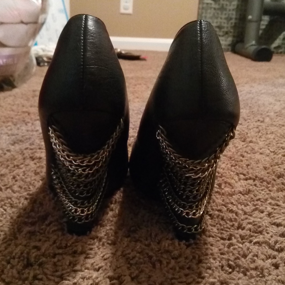 Not Rates Chain Heels - Picture 3 of 4